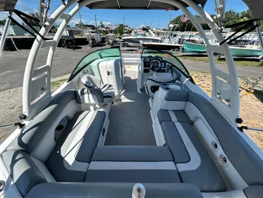 2021 NauticStar 243 DC