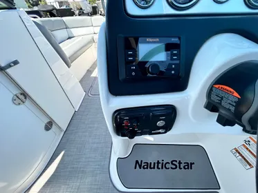 2021 NauticStar 243 DC