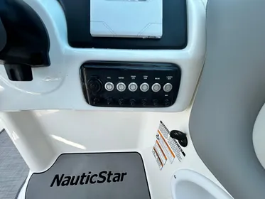 2021 NauticStar 243 DC