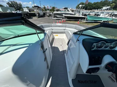 2021 NauticStar 243 DC