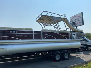 2019 Godfrey PREMIER SWEETWATER 525