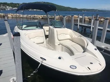 2008 Sea Ray 220 Sundeck