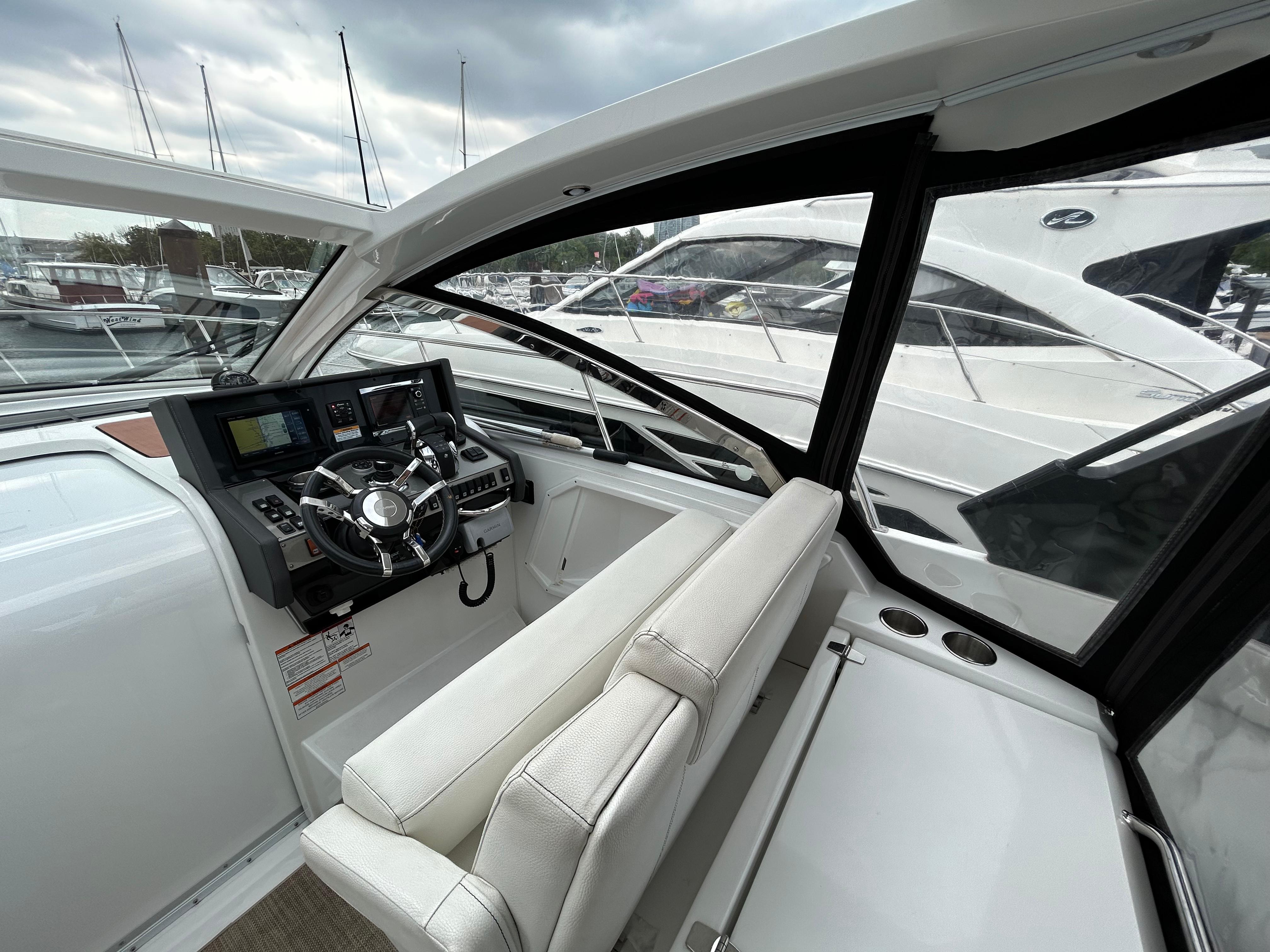 2015 Cruisers Yachts 390 Express Coupe