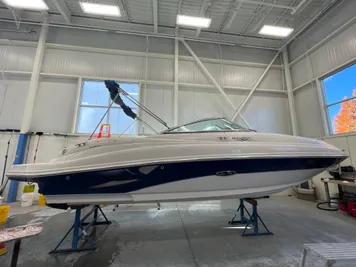 2004 Sea Ray 220 Sundeck