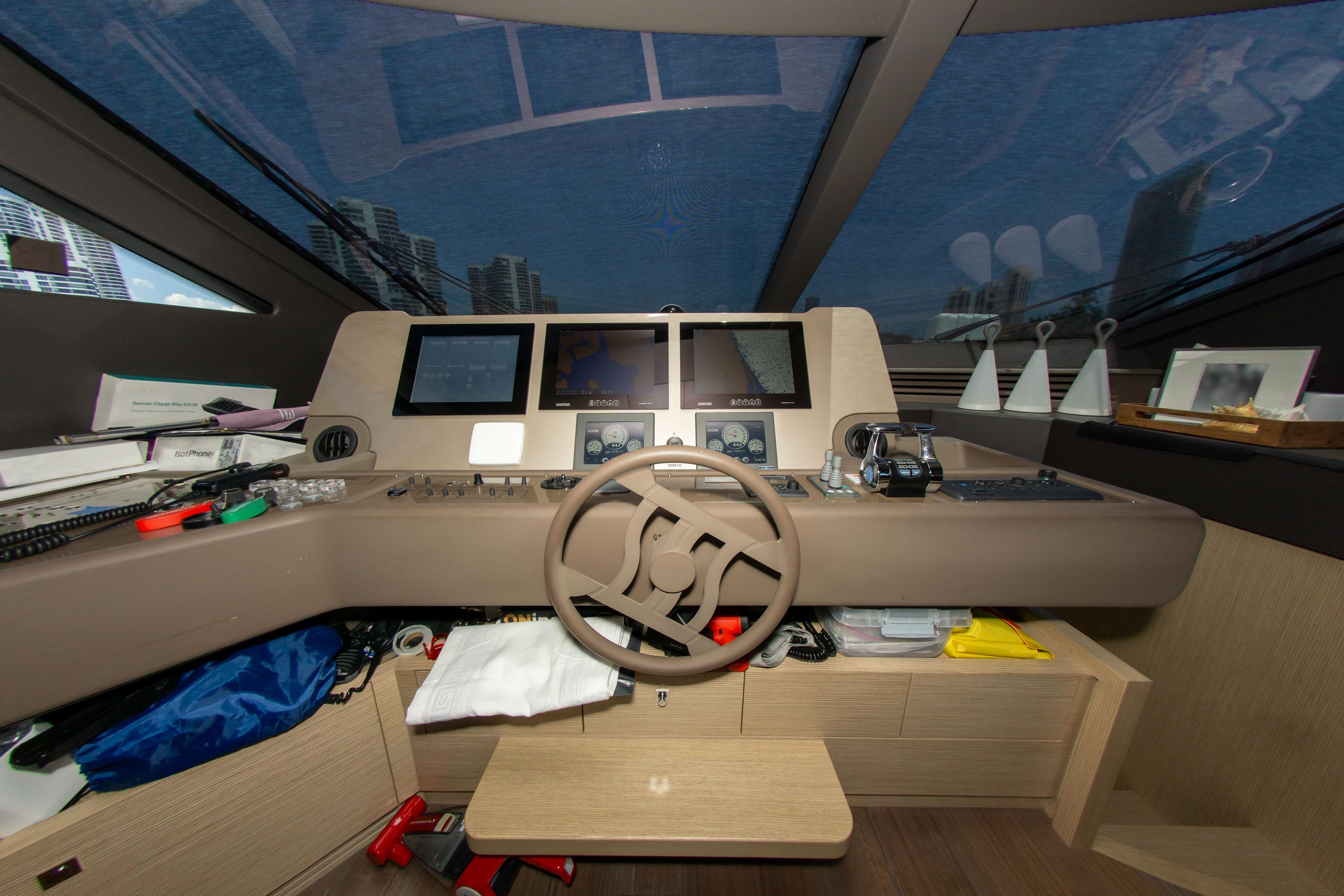 2015 Ferretti Yachts 750