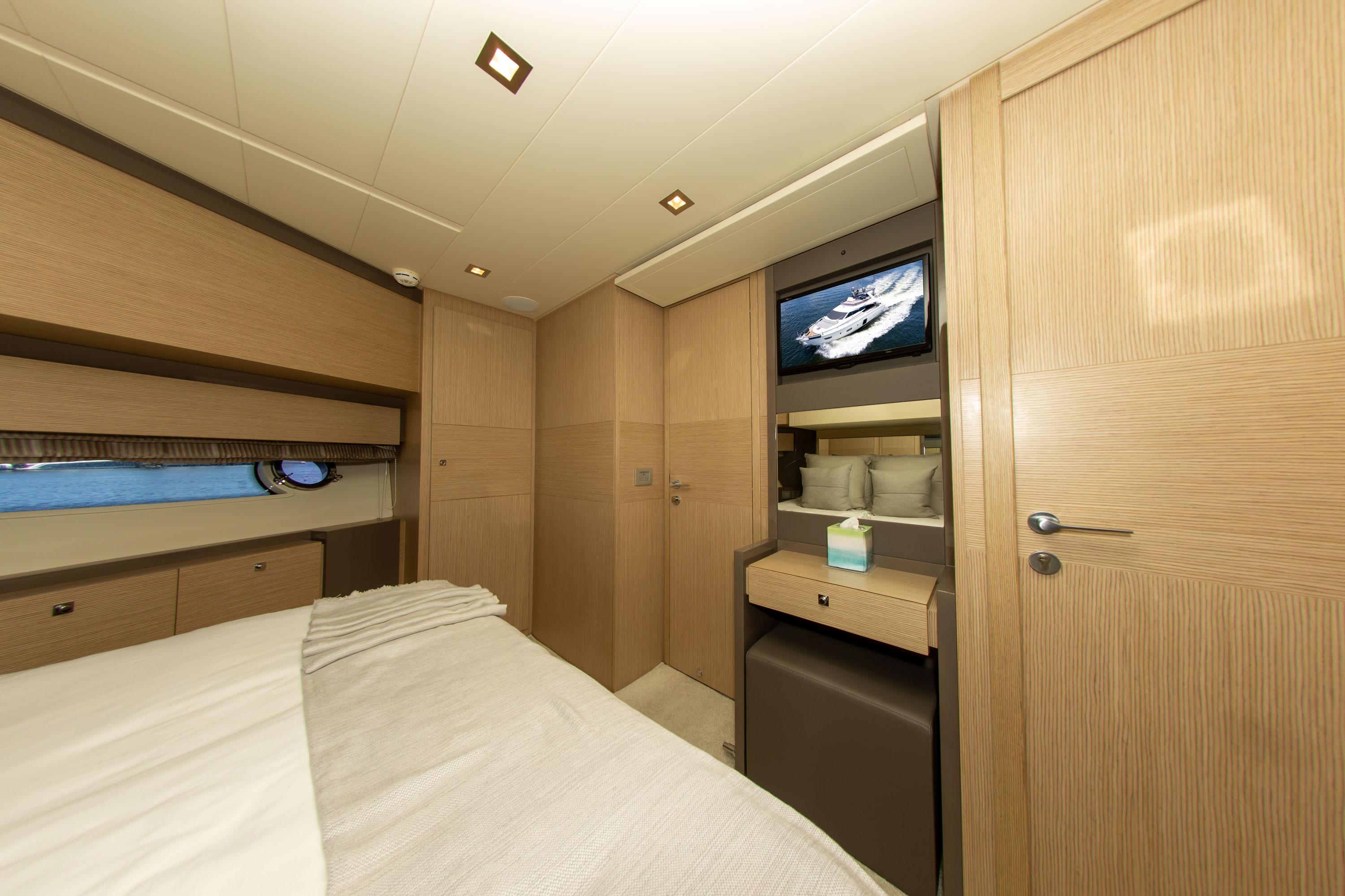 2015 Ferretti Yachts 750