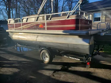 2014 Sun Tracker Party Barge 22 DLX