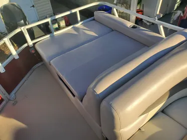 2014 Sun Tracker Party Barge 22 DLX