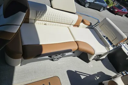 2024 Avalon Excalibur LTD Quad Lounge Windshield