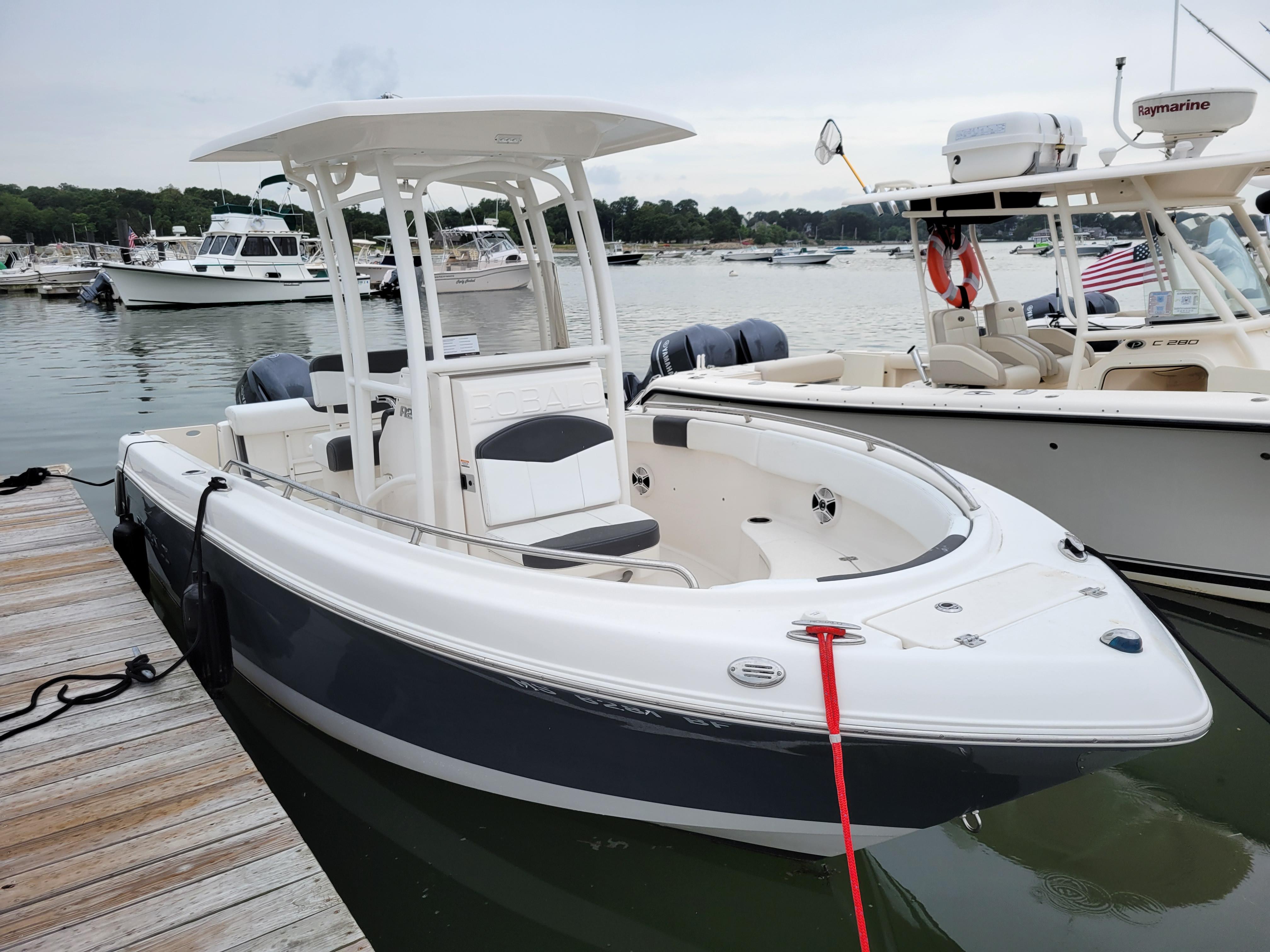 2018 Robalo R222 Center Console