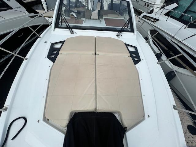 2016 Cruisers Yachts 390 Express Coupe