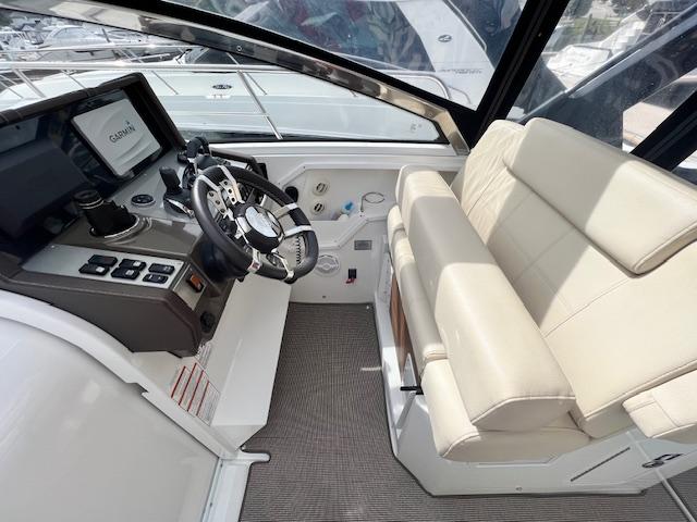 2016 Cruisers Yachts 390 Express Coupe