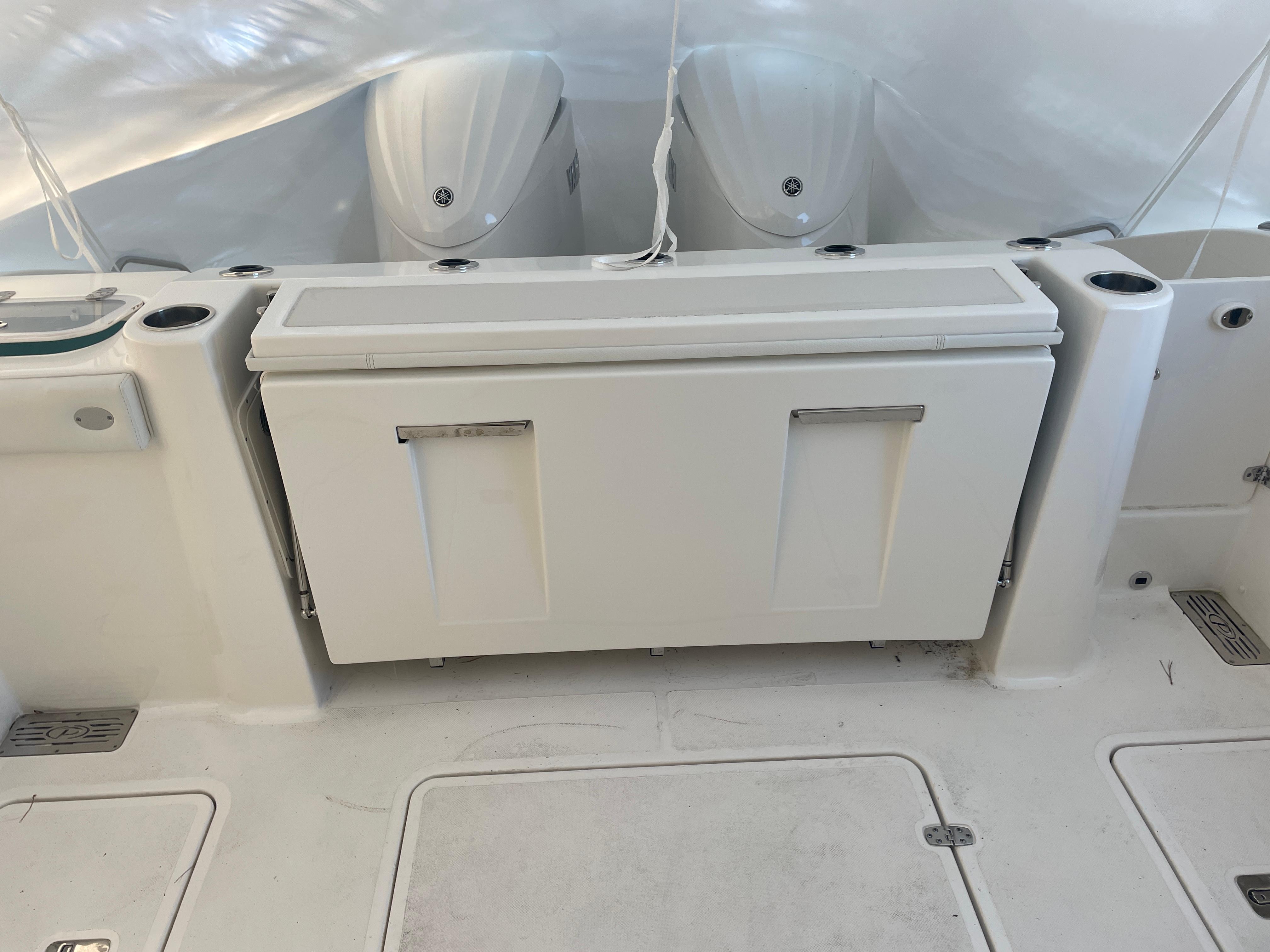Convertible stern seating