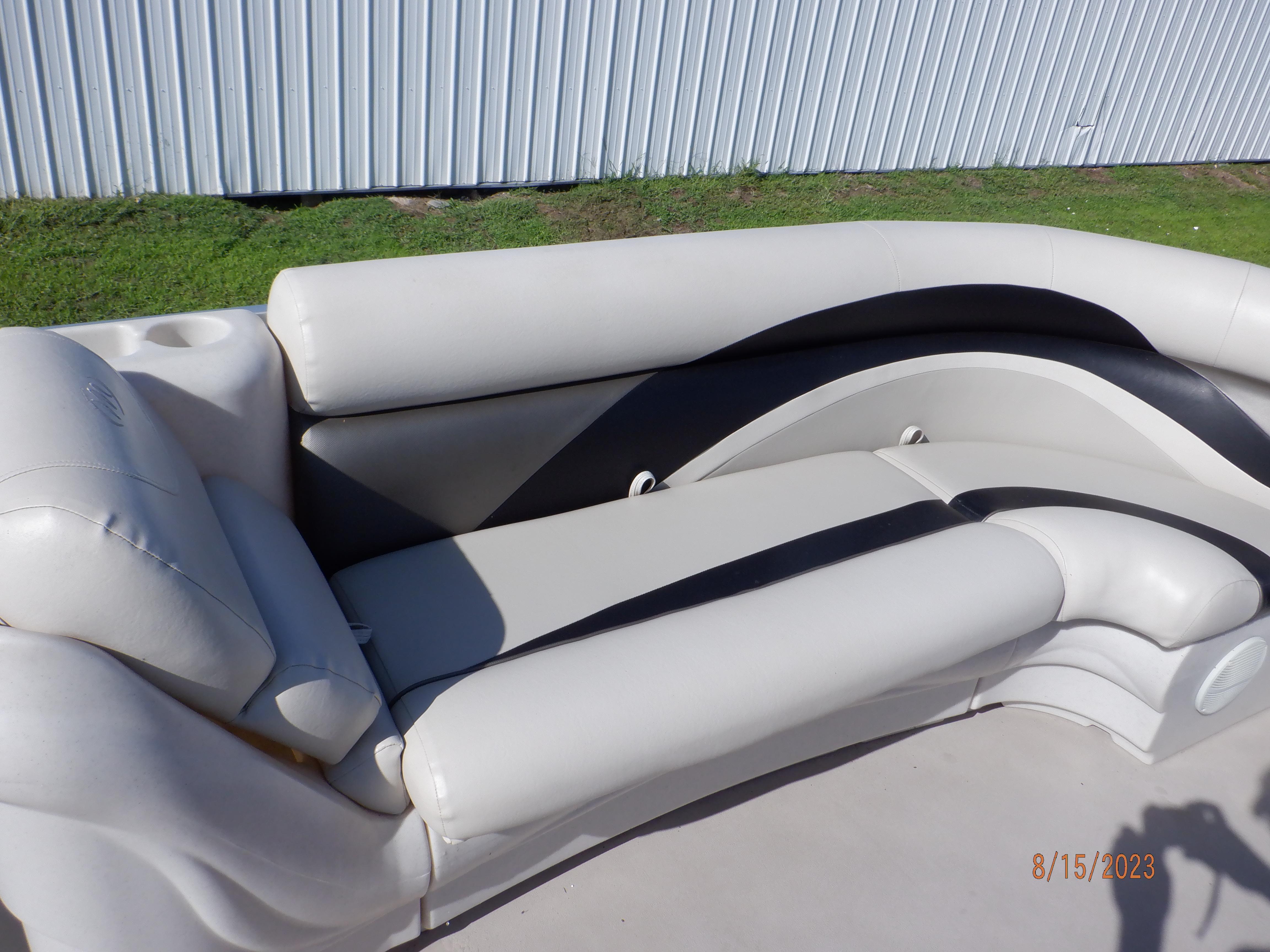 Canada Pontoon - Boat seats