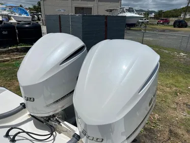 2004 Venture 34 Center Console