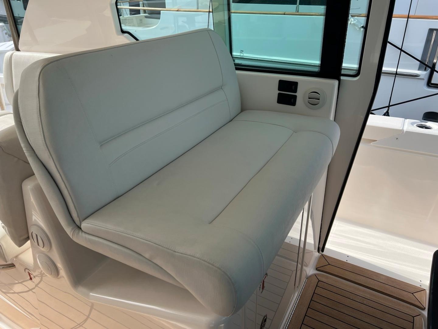 2016 Tiara Yachts 44 Express - LIVIMAC