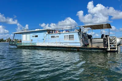 1989 Sun Tracker House Boat