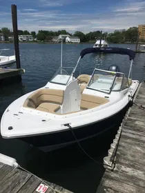 2017 Sea Hunt Escape 211 LE