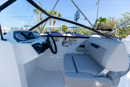 2023 Hurricane SunDeck OB SD 235 OB