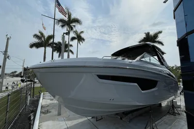 2024 Cruisers Yachts 34 GLS South Beach Outboard