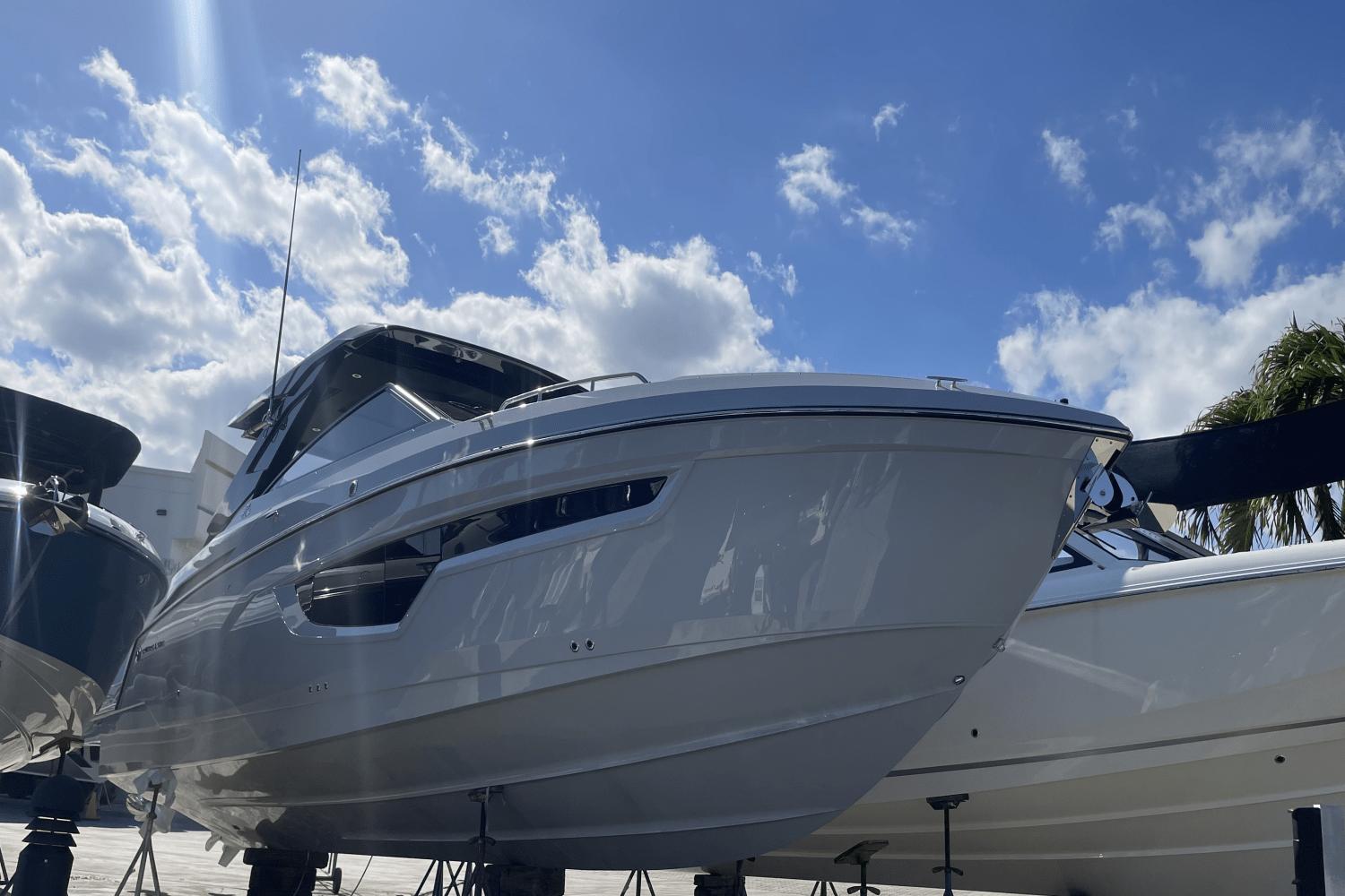 New 2024 Cruisers Yachts 34 GLS South Beach Outboard, 33062 Pompano