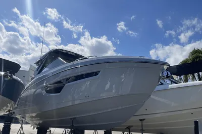 2024 Cruisers Yachts 34 GLS South Beach Outboard