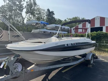 2009 Bayliner 197 Deck Boat