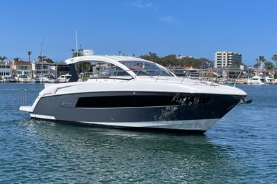 2018 Cruisers Yachts 390 Express Coupe
