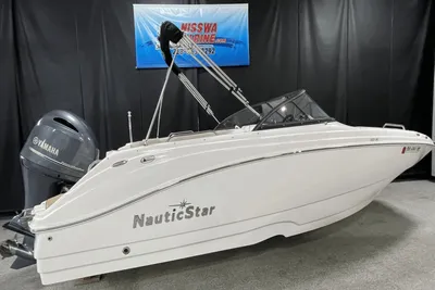 2022 NauticStar 223 DC