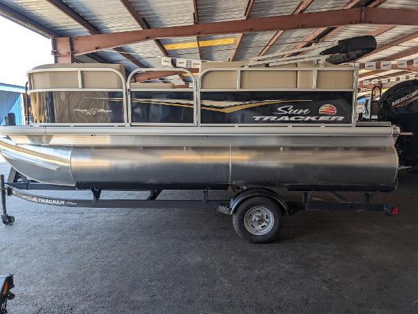 2023 Sun Tracker Bass Buggy 18 DLX Harrison, Tennessee - Island Cove  Outdoor Center