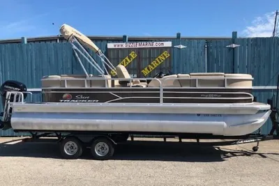 2019 Sun Tracker Party Barge 22 RF DLX