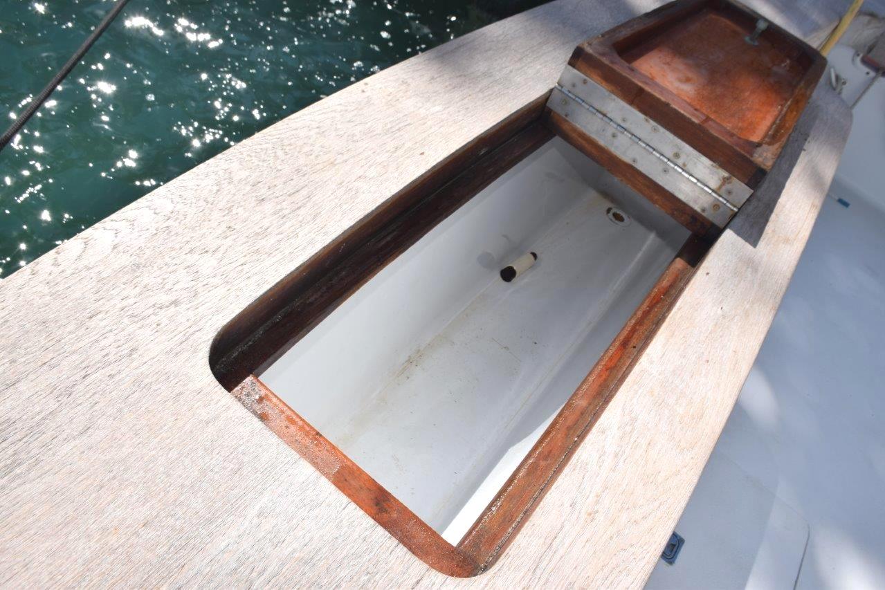 Transom livewell or fishbox