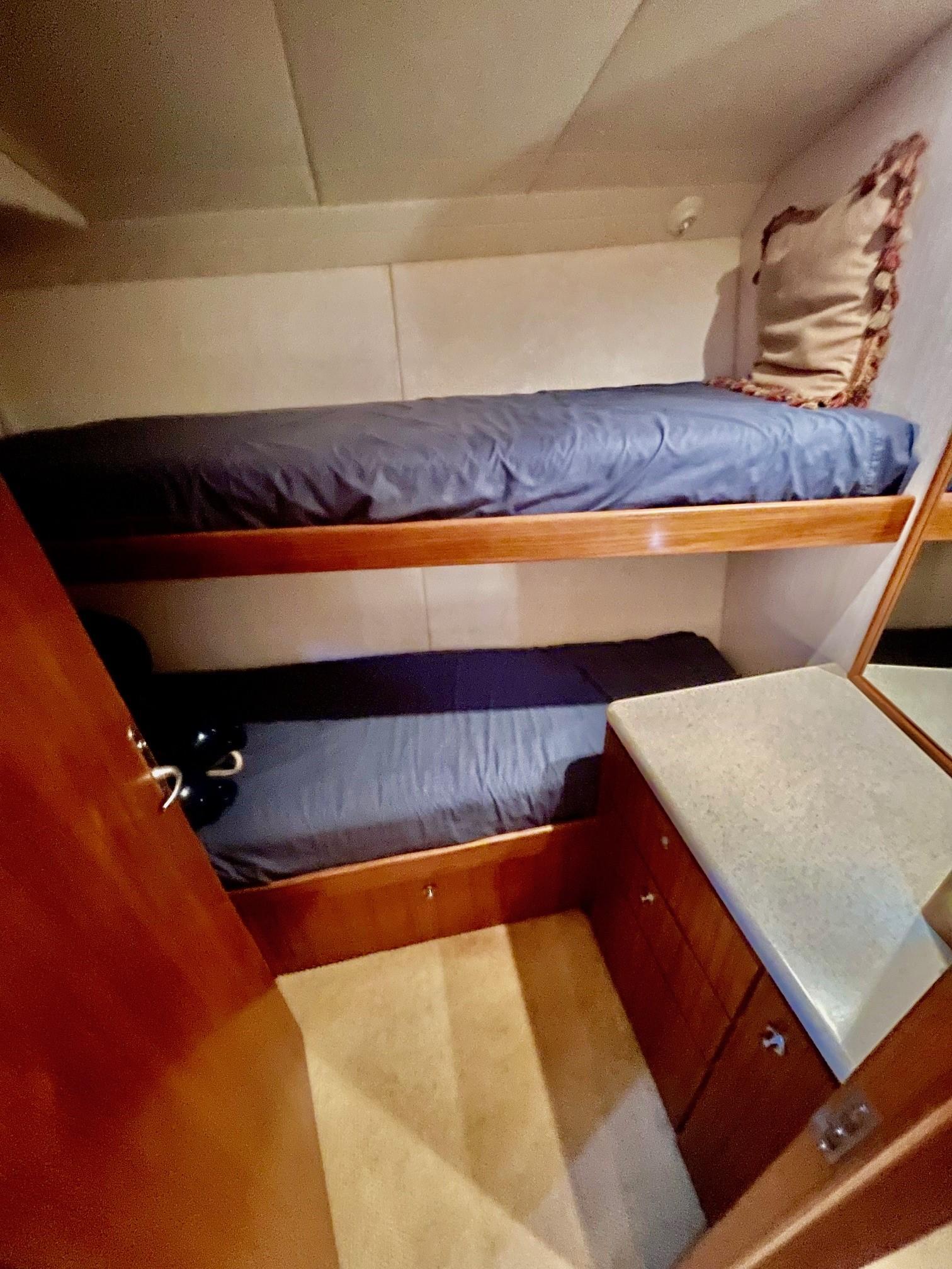 2001 Ronin 41 SF  DONE DIGGIN  Guest Stateroom