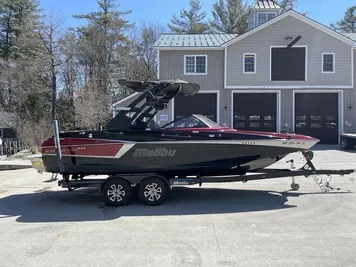 2017 Malibu 22 MXZ - New engine & trans.