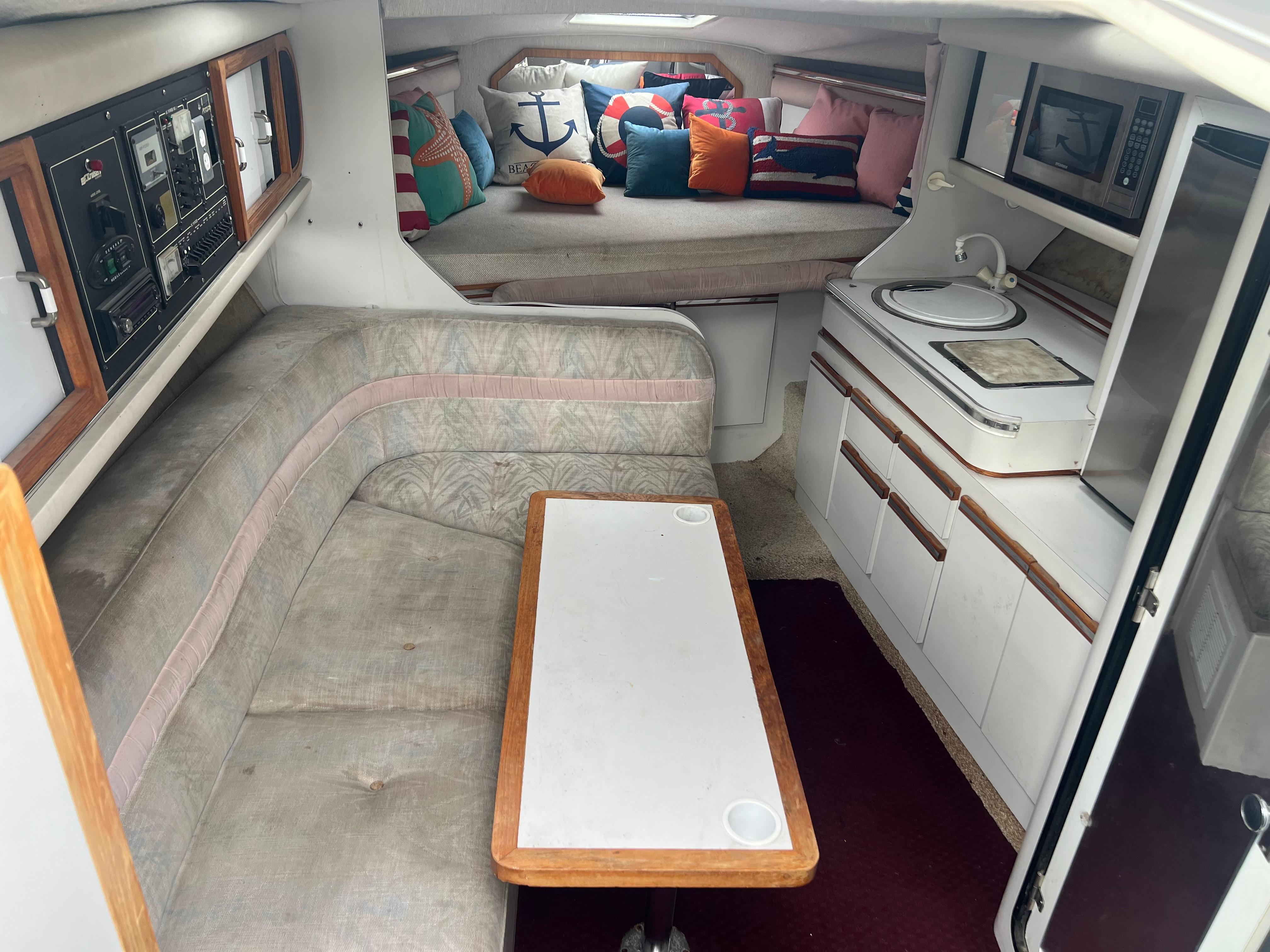 1991 Cruisers Yachts Rouge 33
