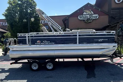 2024 Sun Tracker Fishin' Barge 20 DLX