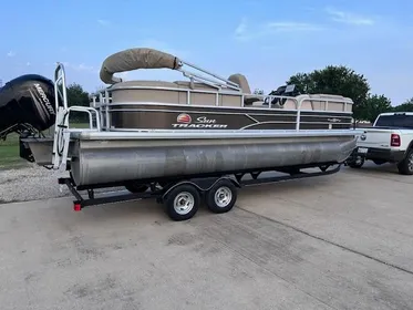 2019 Sun Tracker Party Barge 22 DLX