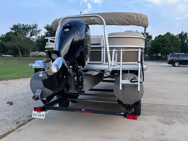 2019 Sun Tracker Party Barge 22 DLX