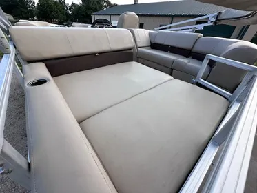 2019 Sun Tracker Party Barge 22 DLX