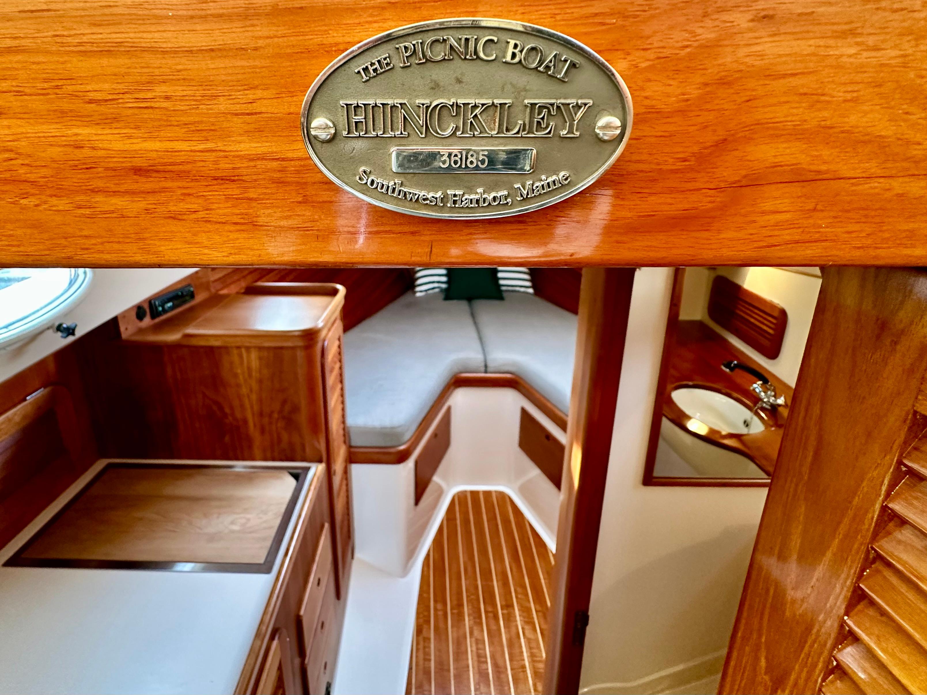 2001 Hinckley 36 Classic Picnic Boat
