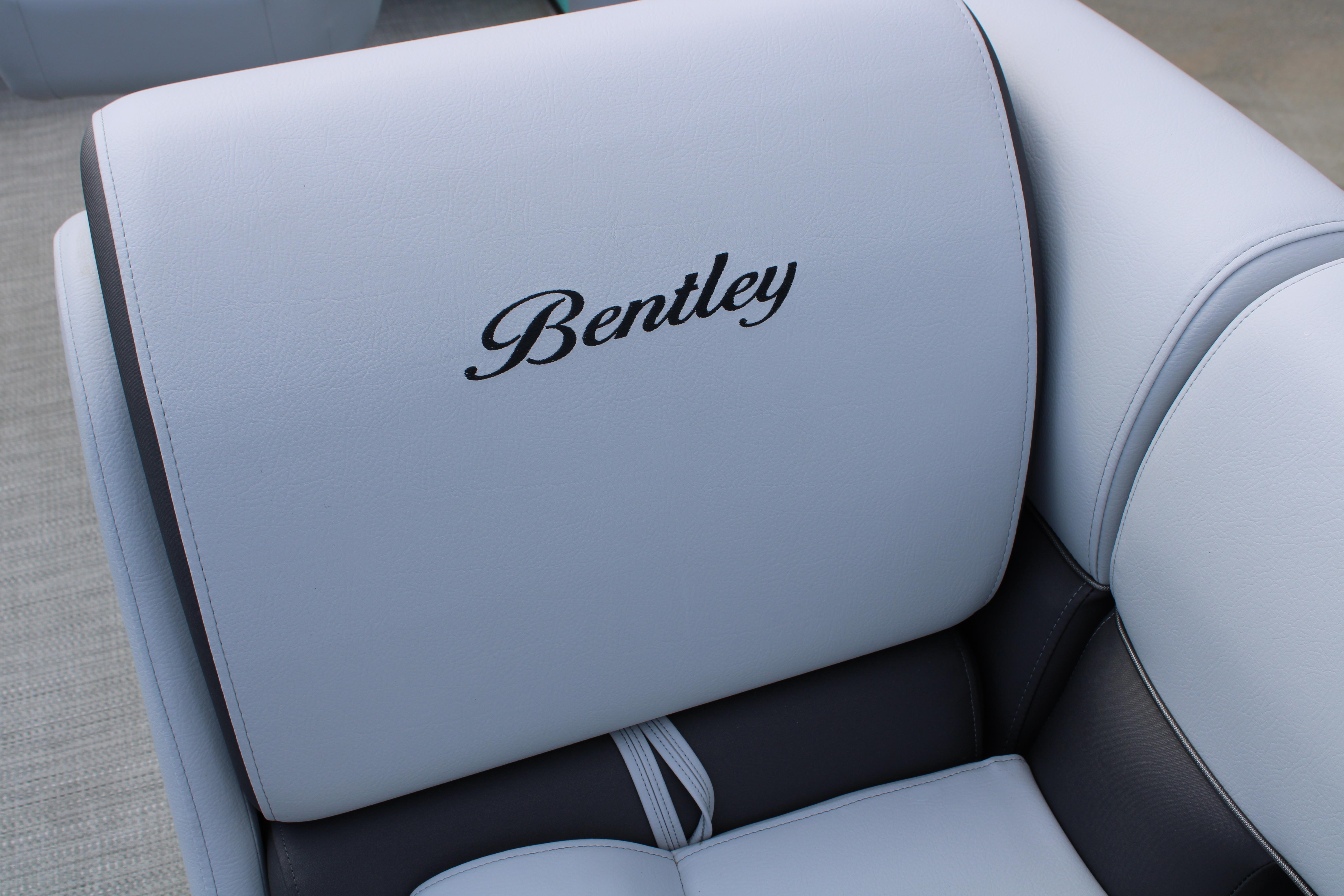 2024 Bentley Pontoons Legacy 220 Swingback