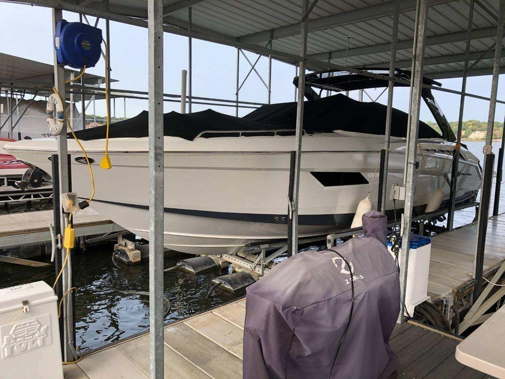 2019 Cruisers Yachts 338 Bow Rider