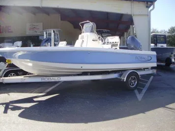 2023 Robalo 206 Cayman