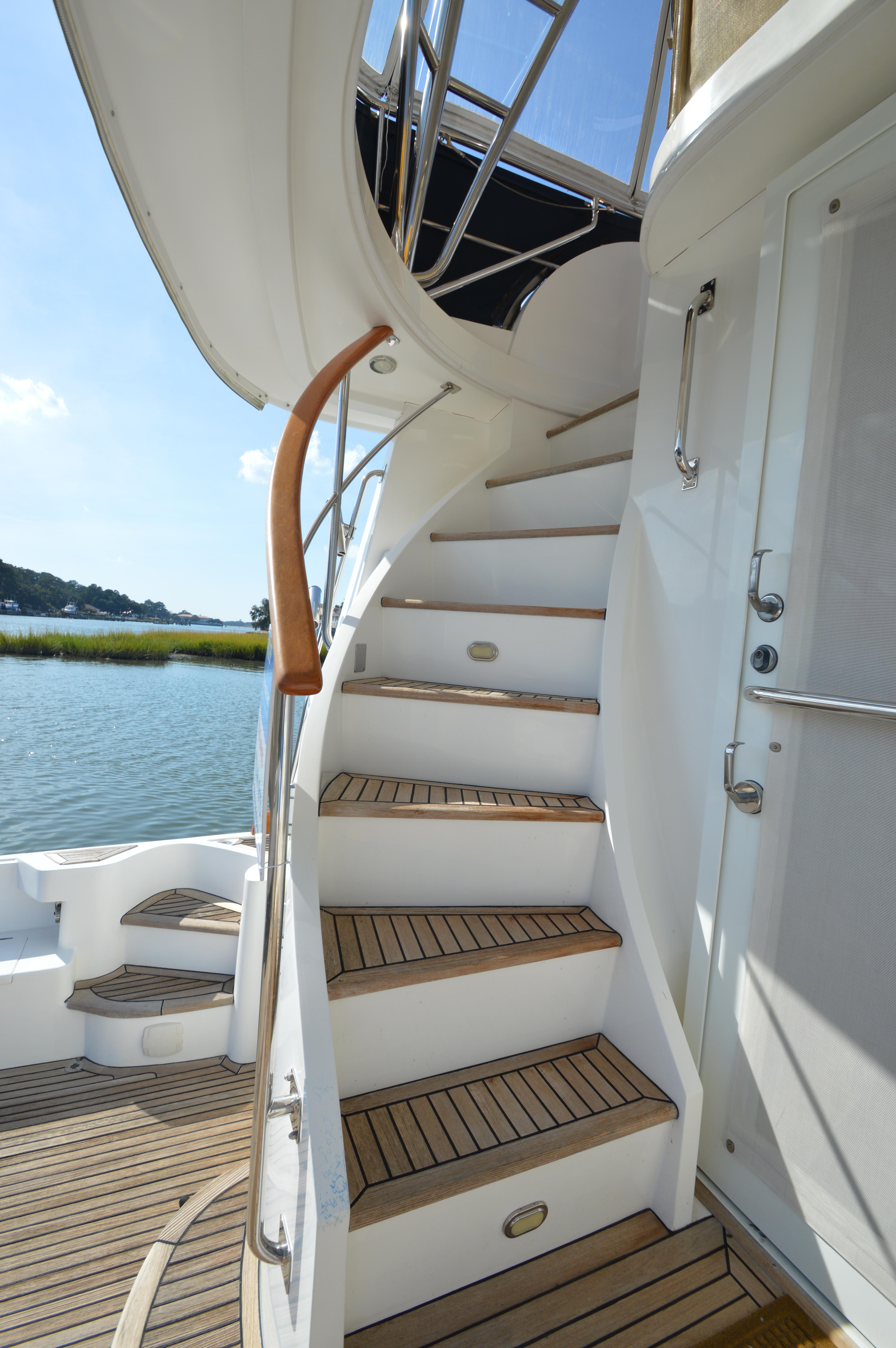 Curved staircase to flybridge