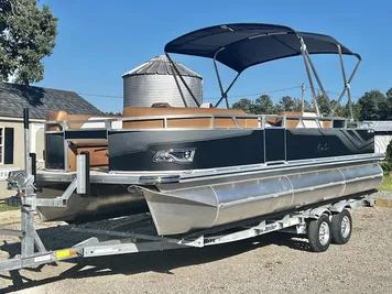 2024 Avalon Venture 85 23 Rear Fish - IN STOCK