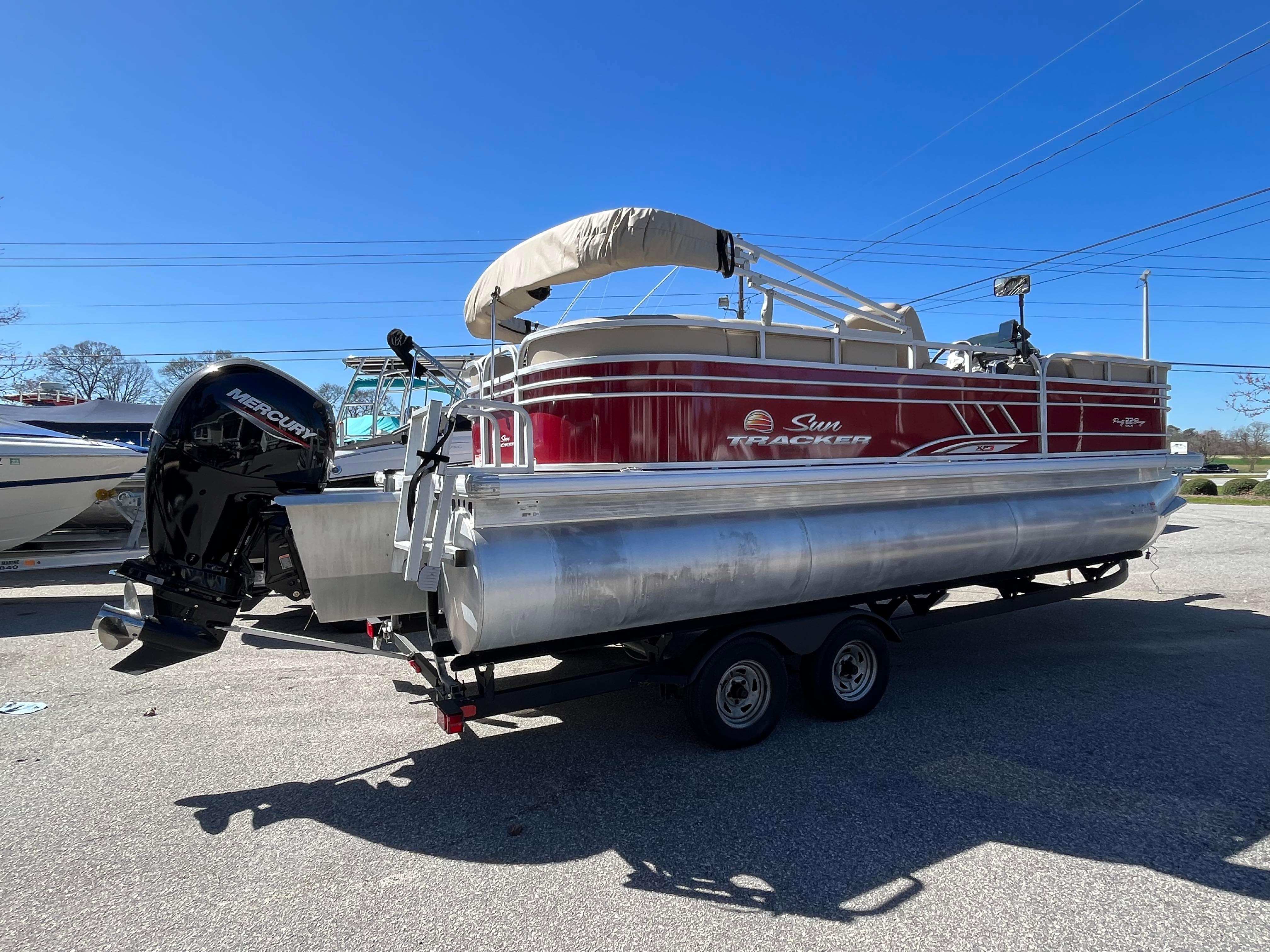2021 Sun Tracker 22 DLX XP3 Party Barge
