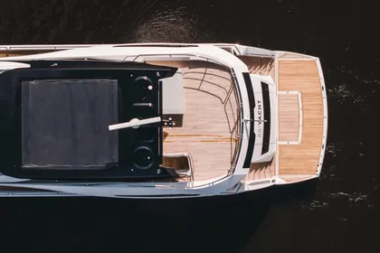 2024-Sunseeker-88-Yacht