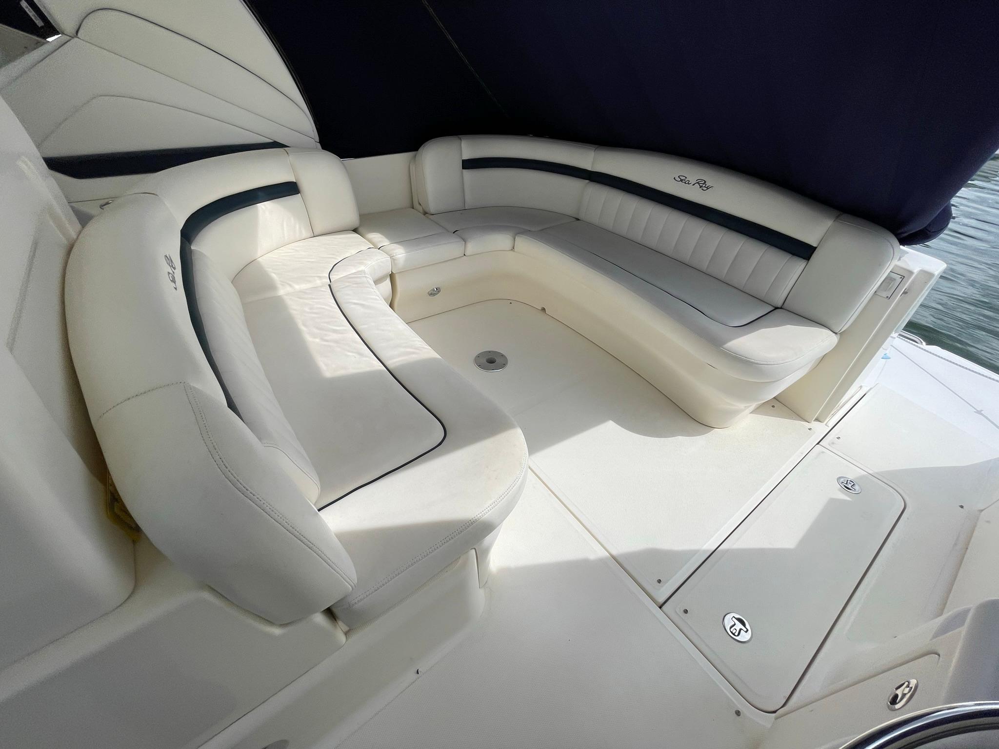 U-SHAPED COCKPIT SEATING TO STBD.