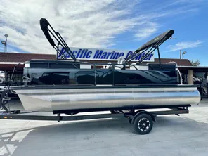 2024 Avalon Venture - 21 FT Quad Lounger w/ 60HP Mercury!