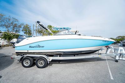 2022 NauticStar 223 DC